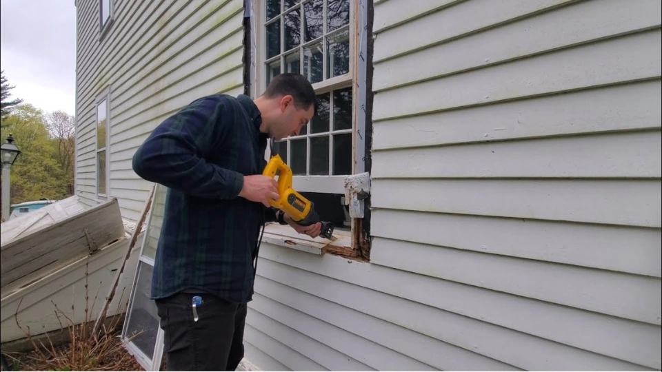 Professional Window Repair: How Our Experts Restore Functionality and Save You Money